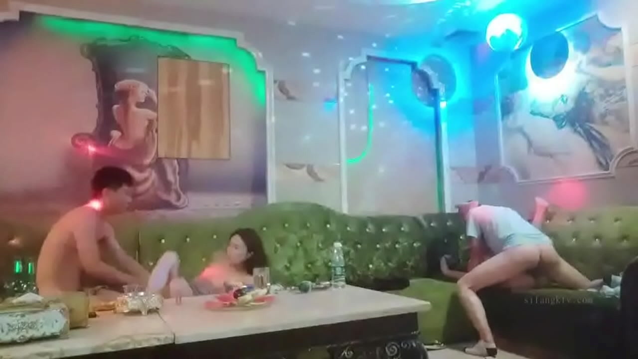 Địt tập thể cùng các em chân dài trong quan karaoke - PHE18